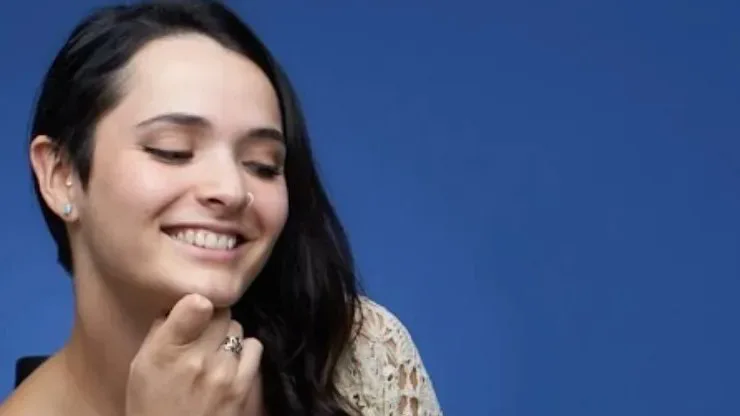 Retrato de Carina con los ojos cerrados, sonriendo